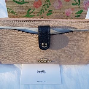 COACH COLORBLK MLT FINISH WALLET EUC